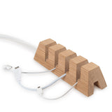 Ladstation med riller som holder kablerne på plads.